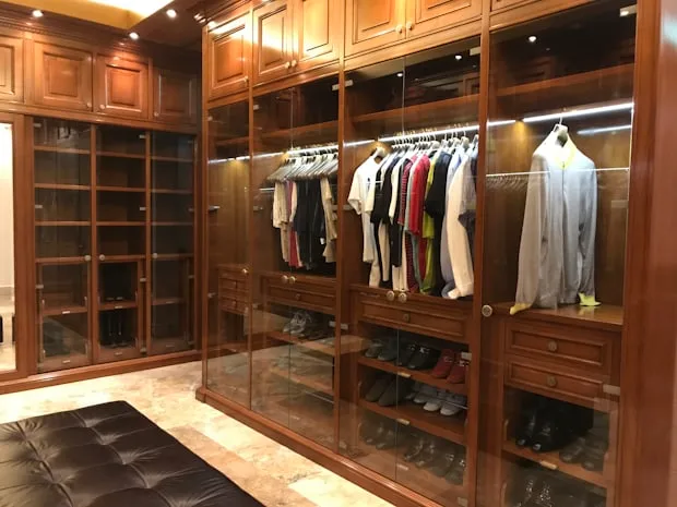 Vestidor de madera a medida con baldas y barras de colgar