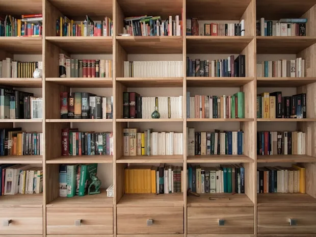Librería de madera de pared a pared llena de libros