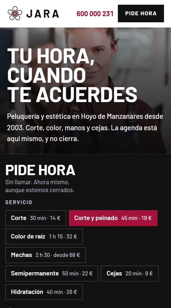 La misma web en un móvil: arriba la portada del salón y debajo la agenda, con cada servicio, su duración y su precio